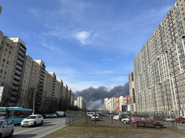 В Приморском районе горит ангар на улице Маршала Новикова В Приморском районе горит ангар на улице Маршала Новикова