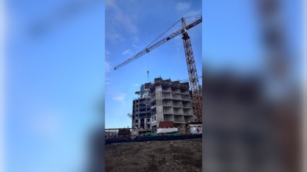 Упал с 5 этажа: рабочий погиб после падения на стройке на Ленинском