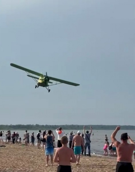 Росавиация назвала недопустимым опасные маневры самолета на пляже в Ленобласти Росавиация назвала недопустимым опасные маневры самолета на пляже в Ленобласти