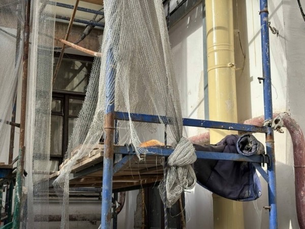 Строительные леса стали новым фасадом: капремонт дома на улице Академика Лебедева не могут закончить уже полгода