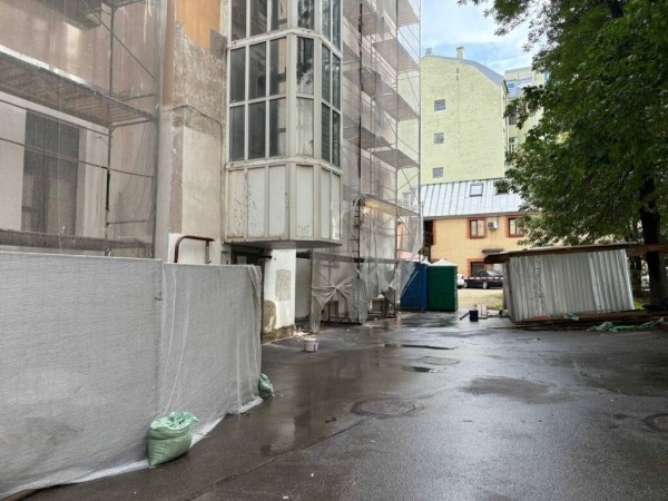 Строительные леса стали новым фасадом: капремонт дома на улице Академика Лебедева не могут закончить уже полгода