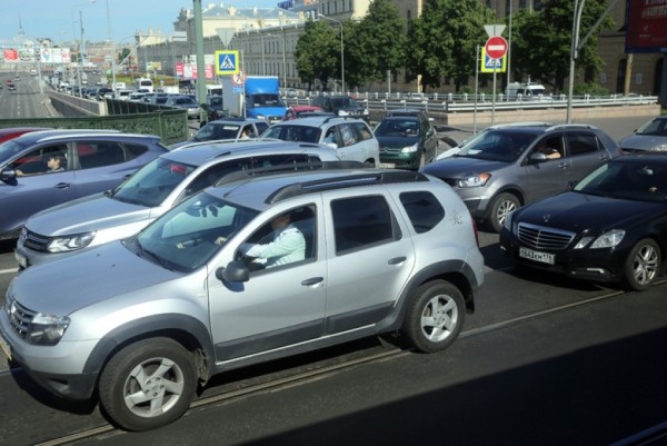 Петербурженка замерзла и угнала незапертый каршеринг чтобы доехать до дома Петербурженка замерзла и угнала незапертый каршеринг чтобы доехать до дома