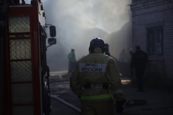 Пожарные расчеты МЧС оперативно потушили вспыхнувшую бытовку в Колпинском районе Пожарные расчеты МЧС оперативно потушили вспыхнувшую бытовку в Колпинском районе