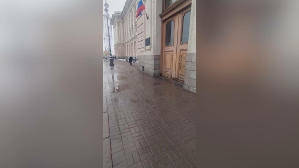 Непроходимую лужу у Академии художеств отвели в канализацию Непроходимую лужу у Академии художеств отвели в канализацию