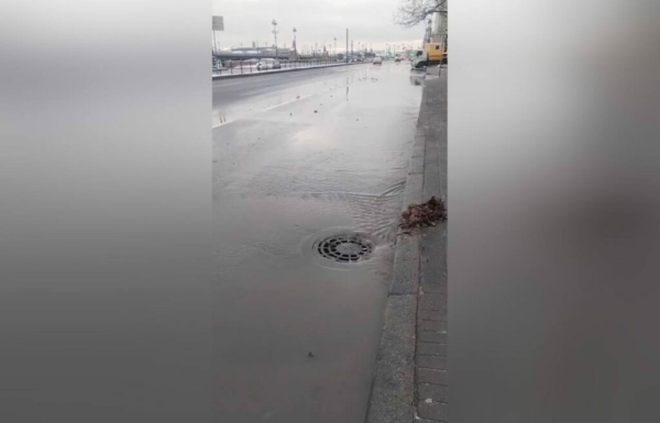 Непроходимую лужу у Академии художеств отвели в канализацию Непроходимую лужу у Академии художеств отвели в канализацию