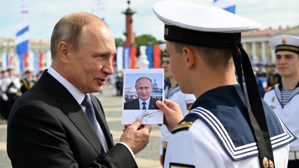 Путин подписал фото для сестры моряка на Дне ВМФ в Петербурге Путин подписал фото для сестры моряка на Дне ВМФ в Петербурге