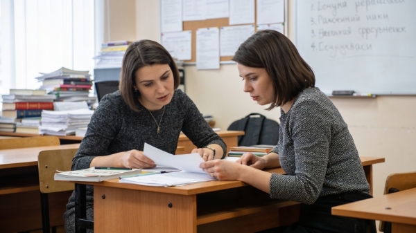 В Петербурге обсуждают эффективность новых мер поддержки учителей В Петербурге обсуждают эффективность новых мер поддержки учителей
