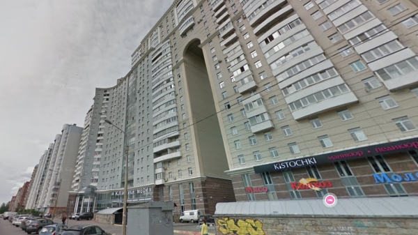Петербурженка свалилась с балкона на Комендантском проспекте — ей помогли приятели Петербурженка свалилась с балкона на Комендантском проспекте — ей помогли приятели